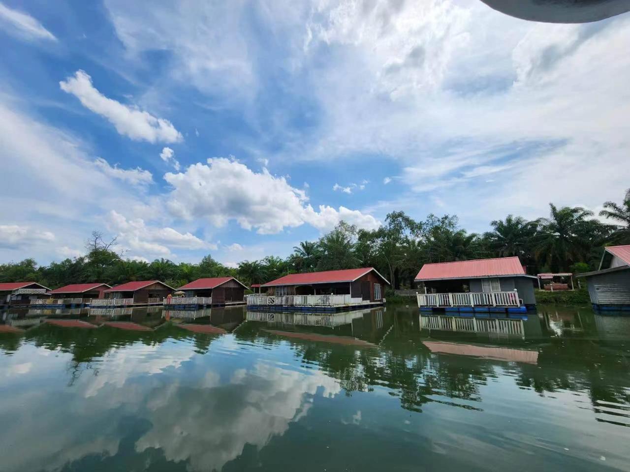 Beautiful River Kuala Pontian Rompin Homestay *
